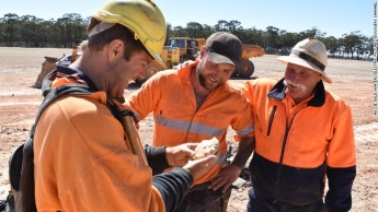 В Австралии золотоискателям дважды за день улыбнулась удача - фото потрясающей находки