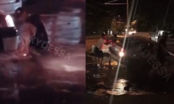 В Одессе машина "нырнула" в яму на дороге в рост человека (видео)