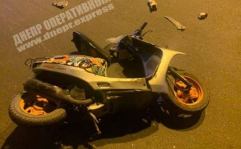 В Днепре на Передовой двое несовершеннолетних парней на скутере врезались в Daewoo: 15-летнего водителя забрала скорая (фото)