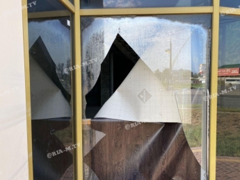 В Мелитополе очередное ЧП - разбили витрины коммерческого объекта (фото, видео)