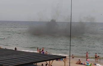 В Кирилловке отдыхающих напугало облако дыма над морем (фото)