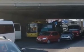В Киеве мелкое ДТП вызвало большой затор (видео)