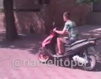 Подросток на мопеде показал, кто на тротуарах в Мелитополе главный (видео)