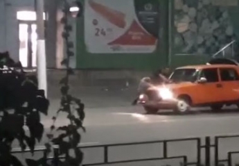 Неадекваты на дороге - в Мелитополе катали пассажира на капоте авто (видео)
