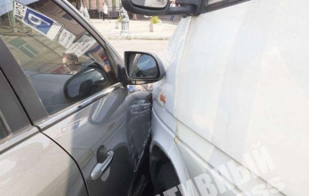 В Днепре на Шмидта Hyundai врезался в маршрутку №40: видео момента ДТП