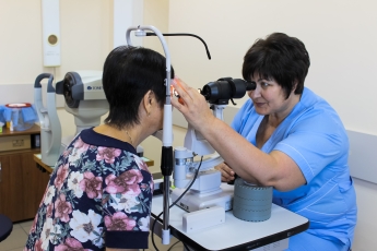 Как офтальмологи Запорожской областной больницы пациентам возвращают радость видеть