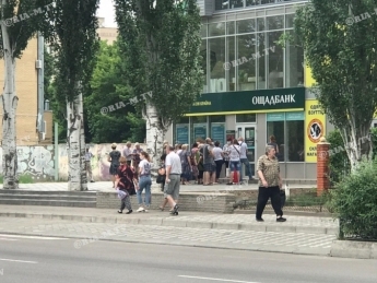 Ощадбанк в Мелитополе издевается над клиентами - пенсионеры теряют сознание в очередях (видео)