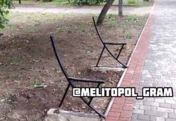В Мелитополе вандалы изуродовали новые скамейки (фото)