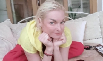 Разомлевшая Волочкова в бикини ошарашила неожиданным шпагатом, показав лишнее: 