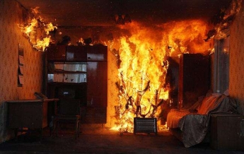 В Днепре на Богдана Хмельницкого горел жилой дом: видео