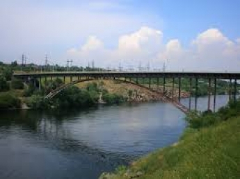 В Запорожье мужчина упал с моста в Днепр, но сумел выплыть