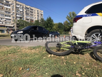 В Бердянске двое детей на велосипеде угодили под колеса авто (фото)