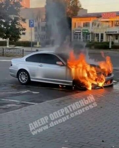 Под Днепром дрифт автомобиля BMW закончился пожаром: фото, видео