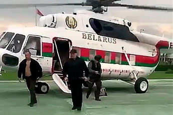 Александр Лукашенко прилетел на вертолете с автоматом ко Дворцу Независимости в Минске
