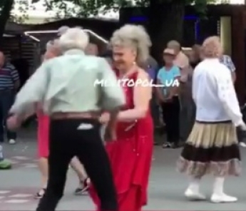 В Мелитополе пенсионер отжигал на дискотеке в центре парка (видео)