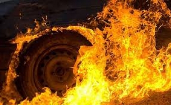 В Бердянске на косе горел автомобиль