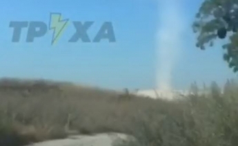 Под Харьковом пронеслось торнадо из песка - зрелище поразило очевидцев (видео)