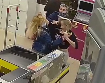 В Запорожской области в супермаркете психически нездоровая женщина устроила драку (видео)
