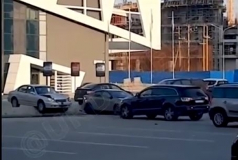 "Будь счастлива": в России муж отомстил жене, устроив "дикий" погром на парковке (видео)