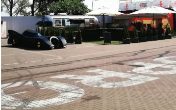 "Бэтмен" примчал за бургерами: в Киеве заметили чудо-авто - это фото взорвало сеть