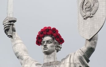 В Киеве нашли способ избавится от советских символов: под ударом Родина-мать и мост Патона