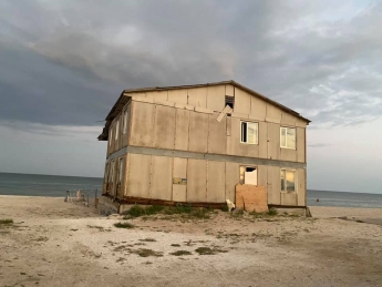 На берегу моря в Кирилловке нашли странный дом (фото)