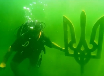 На дне карьера дайверы установили Герб Украины (видео)