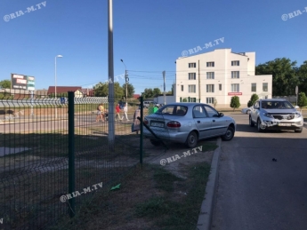 Сходил в супермаркет - в Мелитополе автомобиль таранил ограду АЗС (фото, видео)