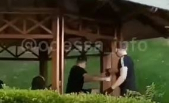 В Одессе парни в масках залили зеленкой компанию подростков - нападение попало на видео