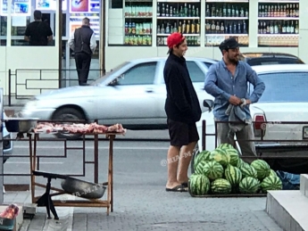 Мясо с мухами в Мелитополе продавал подросток (фото)