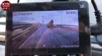 В Киеве бетономешалка устроила серьезное ДТП на мосту - момент попал на видео