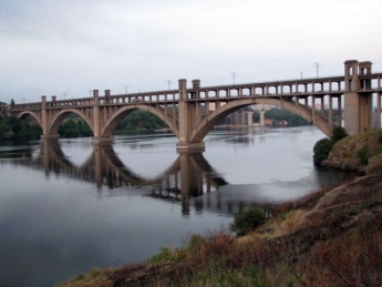 В Запорожье СБУ задержало мужчину, который угрожал взорвать три моста через Днепр и требовал денег