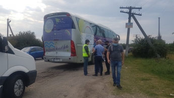 Правоохранители останавливают автобусы по пути в Кирилловку (фото)
