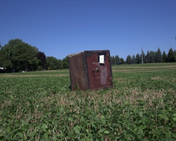 Фермер нашел на участке 300-килограммовый сейф с запиской - он изменил его жизнь на карантине