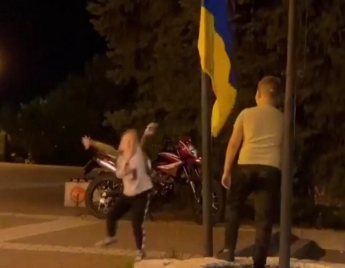 Цветы жизни спустили с флагштока государственный флаг в центре Мелитополя