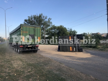 В Бердянске на дороге перевернулся прицеп с зерном (фото)