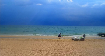Что-то будет - в Кирилловке неожиданно потемнело небо, отдыхающие покидают пляжи (фото)