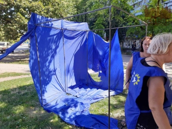 В Запорожье "активистам", которые порезали палатки одной из политпартий, грозит срок до 4 лет лишения свободы