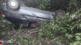 В Запорожской области автомобиль вылетел с дороги и перевернулся, водителя забрала скорая