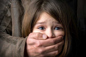 Под Киевом украли четырехлетнюю девочку: похититель признался, что хотел ее изнасиловать