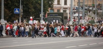 В Беларуси женщины вышли на марш солидарности, есть задержанные (фото и видео)