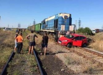 Под Днепром поезд протаранил Ford и протащил еще 50 метров: подробности