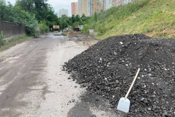 В Запорожской области пенсионер самостоятельно ремонтирует дороги в городе (ВИДЕО)