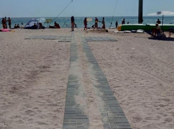 На Федотовой косе к морю выложили плитку на пляже (фото)