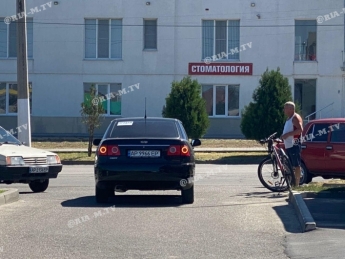 В Мелитополе велосипедист таранил иномарку (фото, видео)