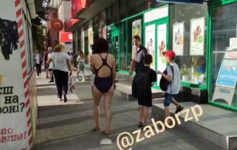 В Запорожье женщина разгуливала по улице в купальнике (Видео)
