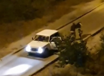 В Запорожье водитель побил пешехода за то, что тот шел перед его машиной (видео)