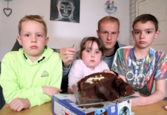 Пятилетняя девочка обнаружила опасную находку в торте - это могло ей стоить жизни (фото)