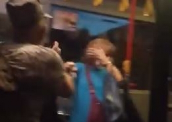 В Кишиневе пассажир автобуса резко отреагировал на попутчицу без маски: у многих потекли слезы (видео)