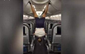 Стюардесса закрыла ногами верхние полки в самолете и стала звездой сети (видео)